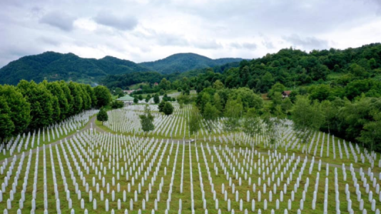 25 vjet nga Masakra e Srebrenicës, Varhelyi: Europa dështoi, plaga mbetet e hapur