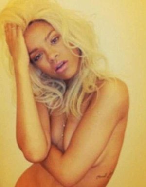 Rihanna, topless dhe më provokuese se kurrë (FOTO)