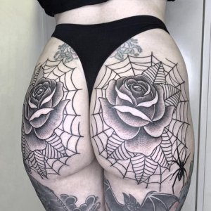 tattoo-sedere-ragnatela-by-@soniatattoolady-1024x1024.jpg