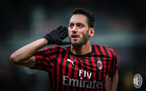 Hakan-Calhanoglu-toro.jpg