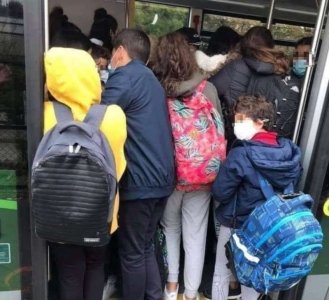 bambini-accalcati-per-entrare-sull-autobus-a-palermo-1378276.jpg